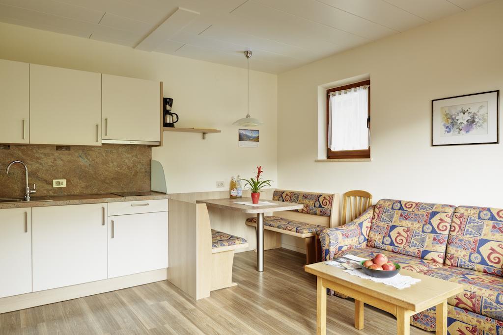 Ferienwohnungen Haus Christine Rifiano Ruang foto